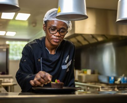 Portrait de la cheffe de cuisine