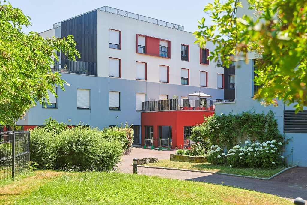 vue exterieure depuis l'entrée des jardins d'Hermine