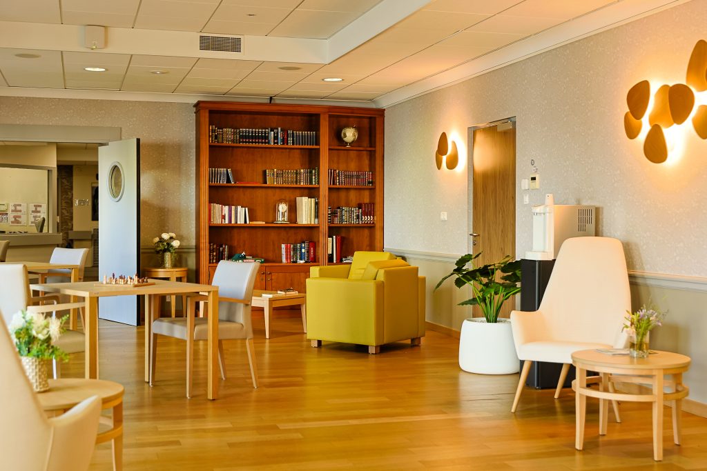 salon principal avec piano et bibliothèque